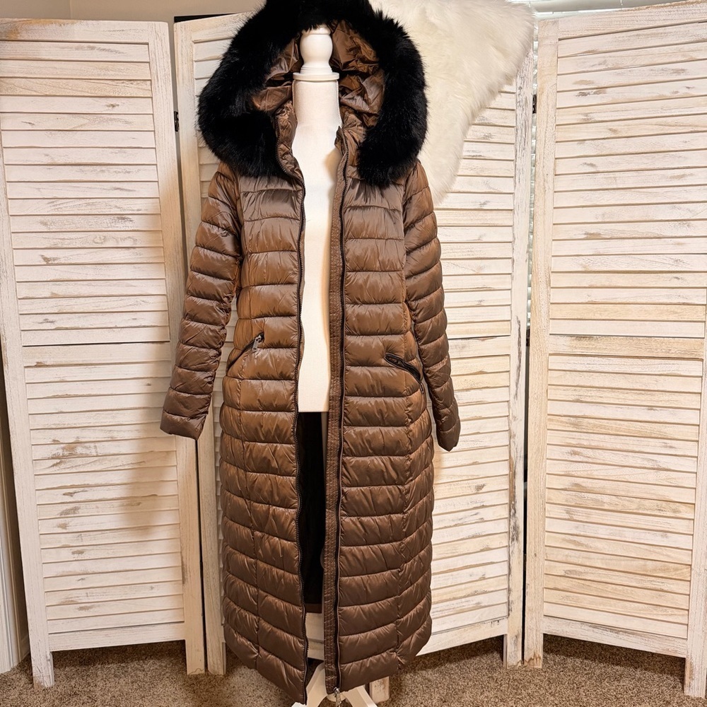 Elegant Brown Puffer Jacket with Faux Fur Trim